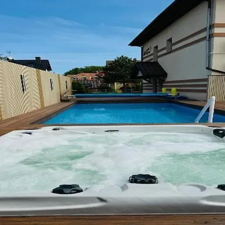 Comfortable For 4 People, With Jacuzzi Pool