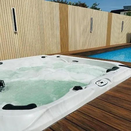 Comfortable For 4 People, With Jacuzzi Pool Miedzywodzie